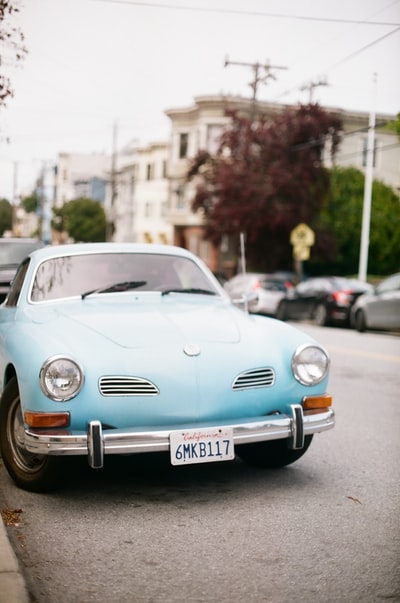 蓝色经典车白天上路